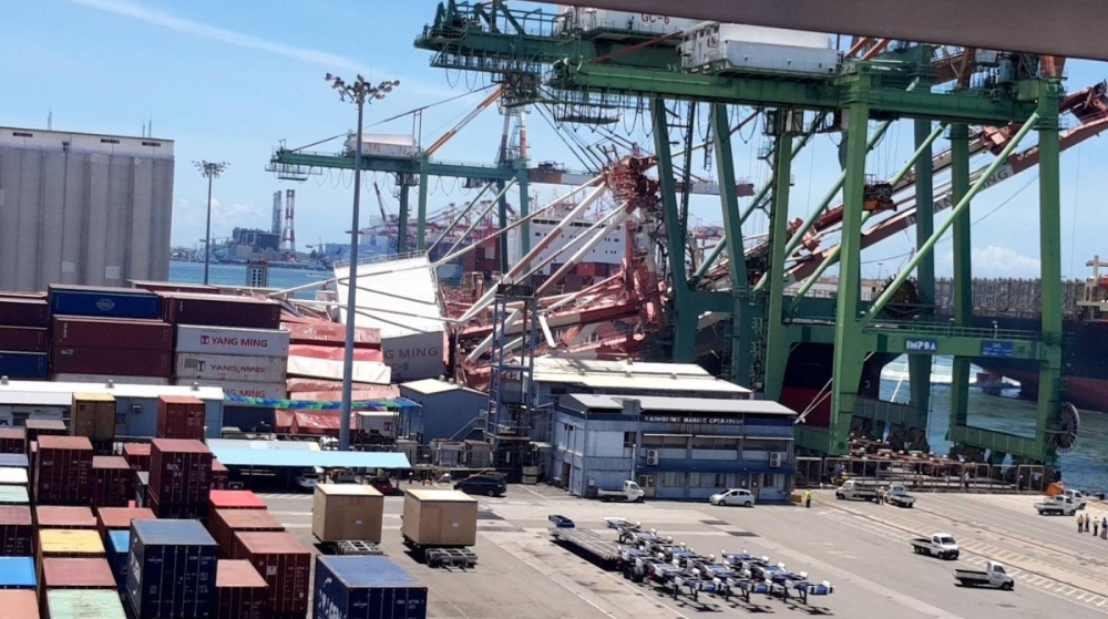 Un portacontenedores derriba una grúa en el puerto taiwanés de Kaohsiung Un portacontenedores derriba una grúa en el puerto taiwanés de Kaohsiung