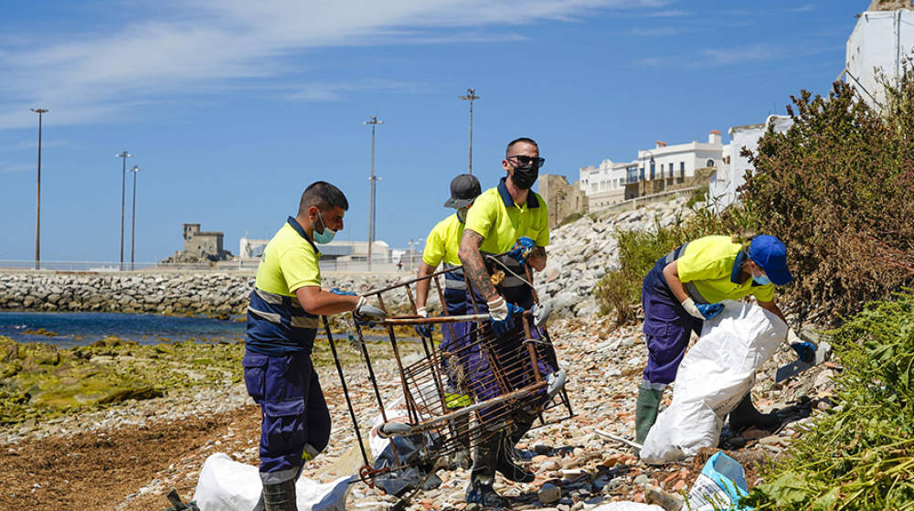 La AP de Algeciras inicia la limpieza del litoral en la costa de Tarifa