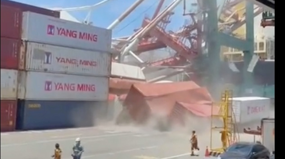 Un portacontenedores derriba una grúa en el puerto taiwanés de Kaohsiung Un portacontenedores derriba una grúa en el puerto taiwanés de Kaohsiung