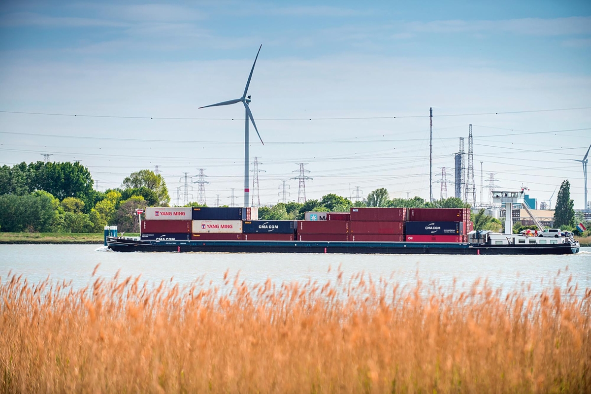El Puerto de Amberes-Brujas (imagen), como Róterdam y Hamburgo, tienen una importa cuota de transporte fluvial. $!El Puerto de Amberes-Brujas (imagen), como Róterdam y Hamburgo, tienen una importa cuota de transporte fluvial.