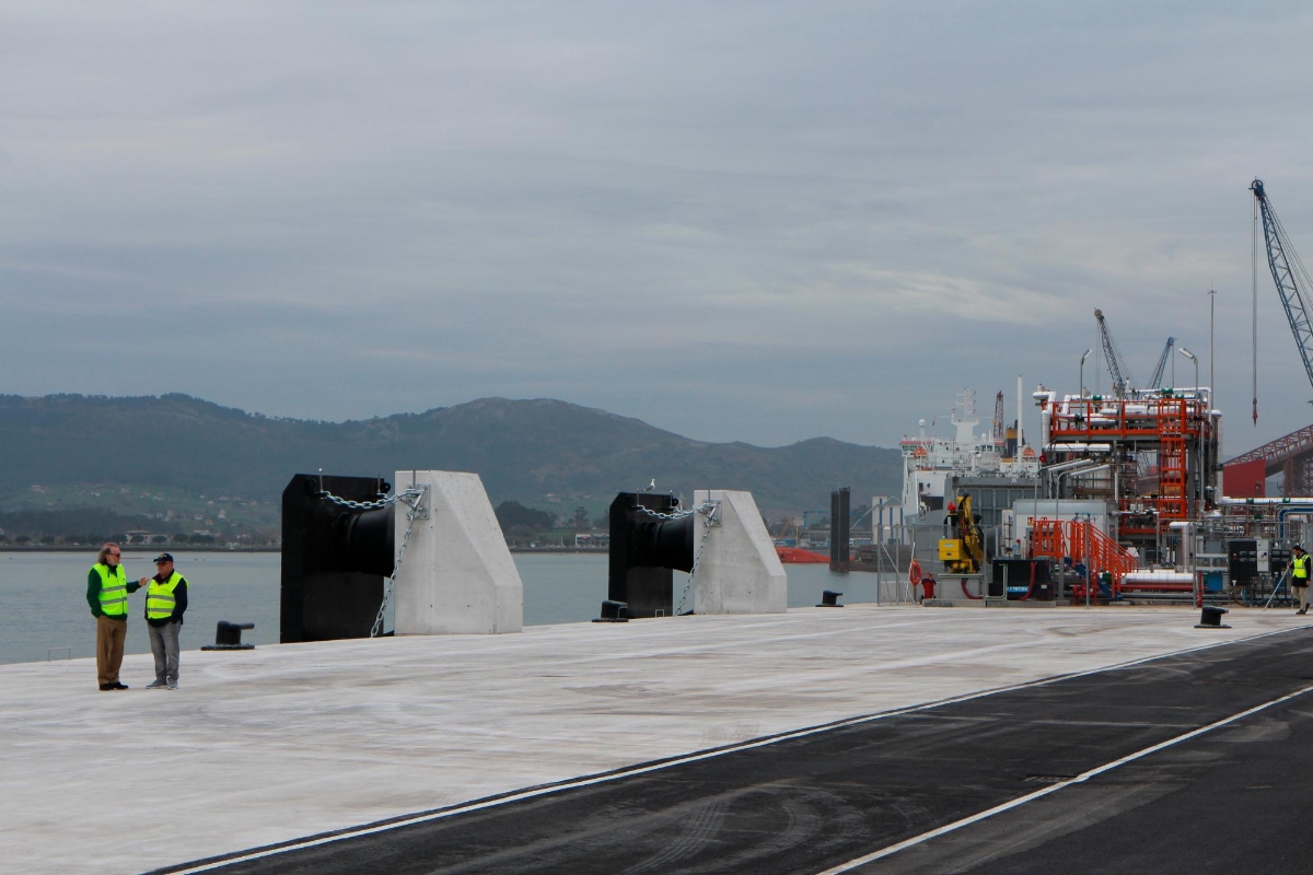 Vista parcial del nuevo muelle con la instalación de GNL al fondo. Foto J.P. $!Vista parcial del nuevo muelle con la instalación de GNL al fondo. Foto J.P.
