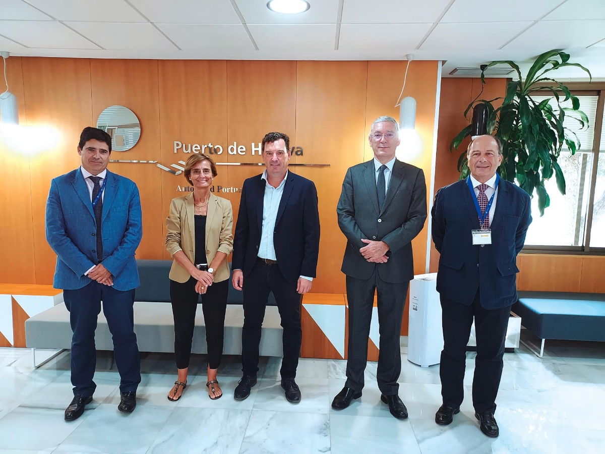 La nueva línea de contenedores con Marruecos, la autopista ferroviaria que unirá Huelva y Madrid, y el futuro hub logístico del frío, fueron algunos de los asuntos tratados en la reunión que mantuvo ACE el 18 de septiembre con Alberto Santana, presidente del Puerto de Huelva, y su equipo. $!La nueva línea de contenedores con Marruecos, la autopista ferroviaria que unirá Huelva y Madrid, y el futuro hub logístico del frío, fueron algunos de los asuntos tratados en la reunión que mantuvo ACE el 18 de septiembre con Alberto Santana, presidente del Puerto de Huelva, y su equipo.