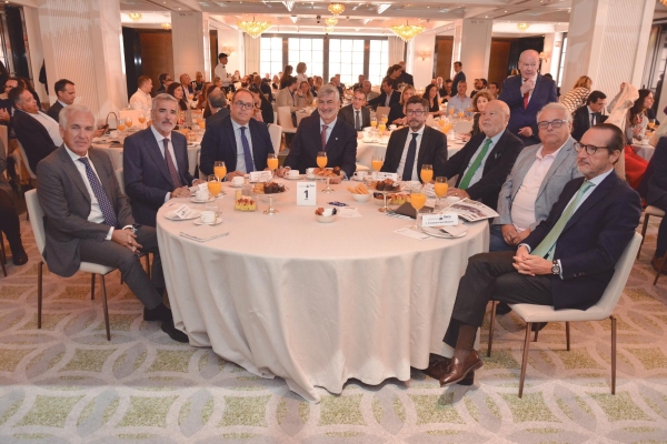 De izquierda a derecha, José Luis Romero, secretario general de ANESCO; Adolfo Utor, presidente de Balearia; José Antonio Sebastián, comisionado para el Corredor Atlántico; Paco Prado, director general de Grupo Diario; Álvaro Rodríguez Dapena, presidente de Puertos del Estado; Francisco Lorente, director general de MSC España; Enric Ticó, presidente de FETEIA; y Francisco Aranda, presidente de UNO. Foto R.T. $!De izquierda a derecha, José Luis Romero, secretario general de ANESCO; Adolfo Utor, presidente de Balearia; José Antonio Sebastián, comisionado para el Corredor Atlántico; Paco Prado, director general de Grupo Diario; Álvaro Rodríguez Dapena, presidente de Puertos del Estado; Francisco Lorente, director general de MSC España; Enric Ticó, presidente de FETEIA; y Francisco Aranda, presidente de UNO. Foto R.T.