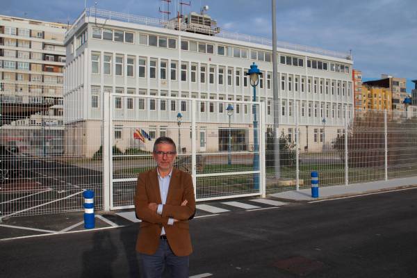 $!César Díaz, ante el edificio de la sede de la Autoridad Portuaria de Santander. Foto J.P.