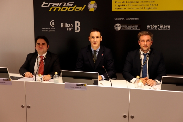 Izq. a dcha.: Pablo Alday, de Cámara Álava; Andima Ormaetxe, director de Operaciones, Comercial y Logística de la Autoridad Portuaria de Bilbao; Mikel Ramasco, Commercial Manager North Spain de Finnlines. Foto J.P. $!Izq. a dcha.: Pablo Alday, de Cámara Álava; Andima Ormaetxe, director de Operaciones, Comercial y Logística de la Autoridad Portuaria de Bilbao; Mikel Ramasco, Commercial Manager North Spain de Finnlines. Foto J.P.