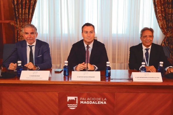 César Díaz, presidente de la AP de Santander; Gustavo Santana, presidente de Puertos del Estado; y José Antonio Morillo-Velarde, presidente de la AIDP. Foto J.P. $!César Díaz, presidente de la AP de Santander; Gustavo Santana, presidente de Puertos del Estado; y José Antonio Morillo-Velarde, presidente de la AIDP. Foto J.P.
