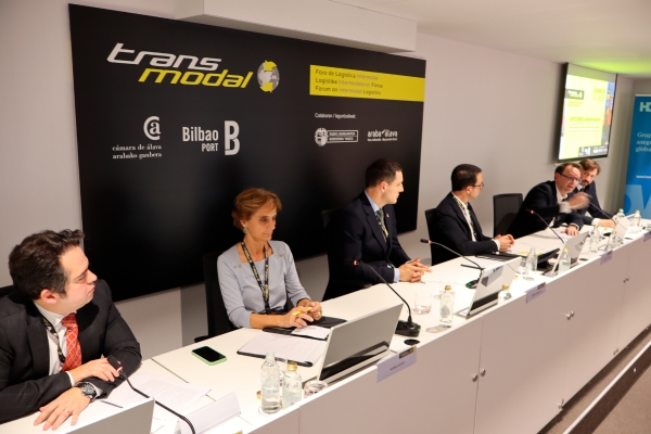 Mesa redonda “La industria sobre raíles”, moderada por Pablo Alday, y compuesta por Nuria Lacaci, secretaria general de la Asociación de Cargadores de España (ACE); Andima Ormaetxe, director de Operaciones, Comercial y Logística de la Autoridad Portuaria de Bilbao; Iñaki Ochoa, Plant Manager Echavarri Plant de PEPSICO; Samuel Nevado, director general de la División de Transporte de Transfesa Logistics/DB Cargo; Javier Jaso, responsable de Transporte de AECOC. Foto J.P. $!Mesa redonda “La industria sobre raíles”, moderada por Pablo Alday, y compuesta por Nuria Lacaci, secretaria general de la Asociación de Cargadores de España (ACE); Andima Ormaetxe, director de Operaciones, Comercial y Logística de la Autoridad Portuaria de Bilbao; Iñaki Ochoa, Plant Manager Echavarri Plant de PEPSICO; Samuel Nevado, director general de la División de Transporte de Transfesa Logistics/DB Cargo; Javier Jaso, responsable de Transporte de AECOC. Foto J.P.