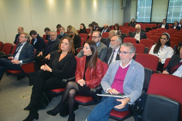 Vista parcial de los asistentes ayer al 37 Encuentro de RETE. A la derecha, intervención de Álvaro Rodríguez Dapena, presidente de OPPE, en presencia de la presidenta de RETE, Teófila Martínez. Fotos M.J. $!Vista parcial de los asistentes ayer al 37 Encuentro de RETE. A la derecha, intervención de Álvaro Rodríguez Dapena, presidente de OPPE, en presencia de la presidenta de RETE, Teófila Martínez. Fotos M.J.