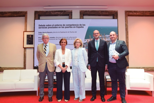 Joaquim Coello (presidente de la Asociación de Empresas de Operaciones Portuarias), Nuria Lacaci (secretaria general de ACE), Pilar Tejo (directora técnica de la Asociación Española para la Promoción del Transporte Marítimo de Corta Distancia), Pedro García (director de Explotación de Puertos del Estado) y Miguel Jiménez (moderador y director de Diario del Puerto). Foto M.C. $!Joaquim Coello (presidente de la Asociación de Empresas de Operaciones Portuarias), Nuria Lacaci (secretaria general de ACE), Pilar Tejo (directora técnica de la Asociación Española para la Promoción del Transporte Marítimo de Corta Distancia), Pedro García (director de Explotación de Puertos del Estado) y Miguel Jiménez (moderador y director de Diario del Puerto). Foto M.C.