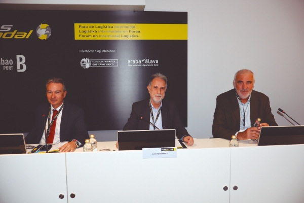 Izq. a dcha.: Juan Fernández, consejero delegado de Eco-Rail; Juan Carlos Arocas, Managing Director Iberia de Transitalia; Antonio Aguilar, Subdirector de Promoción del Transporte de Mercancías de Adif. Foto J.P. $!Izq. a dcha.: Juan Fernández, consejero delegado de Eco-Rail; Juan Carlos Arocas, Managing Director Iberia de Transitalia; Antonio Aguilar, Subdirector de Promoción del Transporte de Mercancías de Adif. Foto J.P.