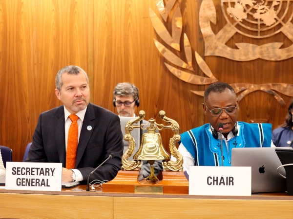 Arsenio Domínguez, secretario general de la OMI (izquieda), y Harry T. Conway, presidente. $!Arsenio Domínguez, secretario general de la OMI (izquieda), y Harry T. Conway, presidente.