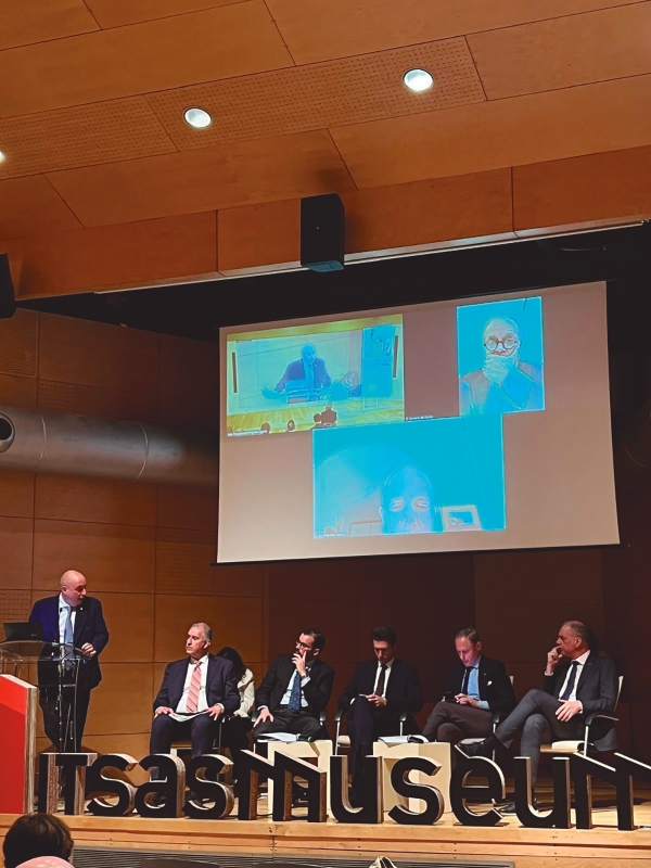 Davide Falteri, representante de la región de Liguria y presidente de Federlogistica (Federación Italiana de Empresas de Logística), presentó el Encuentro con la participación del presidente de la Autoridad Portuaria de Bilbao, Iván Jimenez (segundo por la derecha), y representantes de la delegación ligur. $!Davide Falteri, representante de la región de Liguria y presidente de Federlogistica (Federación Italiana de Empresas de Logística), presentó el Encuentro con la participación del presidente de la Autoridad Portuaria de Bilbao, Iván Jimenez (segundo por la derecha), y representantes de la delegación ligur.