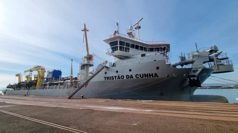 La draga “Tristão da Cunha” en el muelle de Raos 2 del Puerto de Santander realizando labores de avituallamiento.