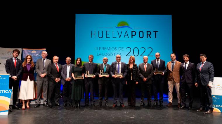 Foto de familia de los premiados junto con la AP de Huelva y HuelvaPort.