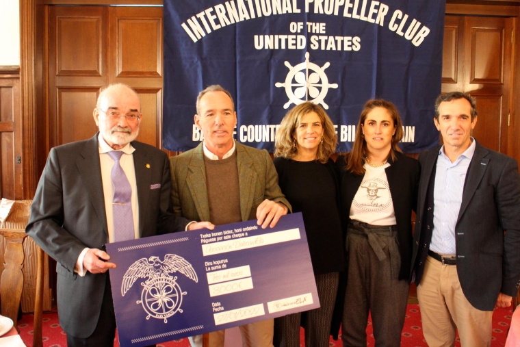 Jaime Lafita (segundo por la izquierda), enfermo de ELA y fundador de la Asociación DalecandELA, recibió el cheque con el importe del donativo recaudado por el Propeller Club del País Vasco-Port of Bilbao en su beneficio. Foto J.P. $!Jaime Lafita (segundo por la izquierda), enfermo de ELA y fundador de la Asociación DalecandELA, recibió el cheque con el importe del donativo recaudado por el Propeller Club del País Vasco-Port of Bilbao en su beneficio. Foto J.P.
