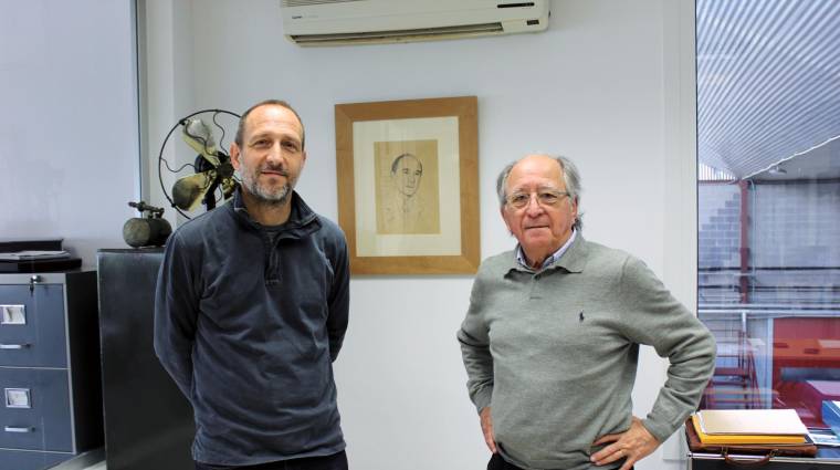 Joan Escoda Sardà y Joan Escoda Miquel junto al retrato del fundador de la compañía, Joan Escoda, en las oficinas de la empresa en Reus. Foto M.V.