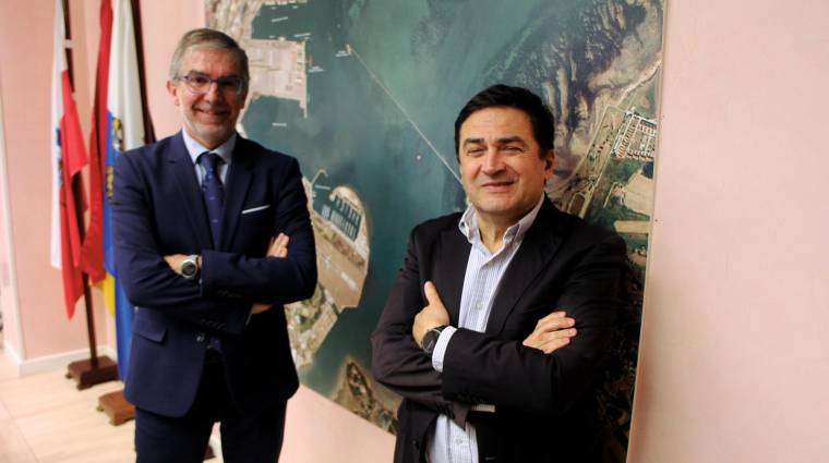 César Díaz, presidente de la Autoridad Portuaria de Santander (izquierda) y Santiago Díaz Fraile, director. Foto J.P.