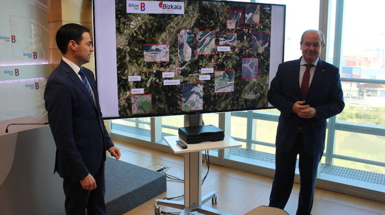El Diputado Foral del Departamento de Infraestructuras y Desarrollo Territorial, Imanol Pradales (izquierda), y el presidente de la Autoridad Portuaria de Bilbao, Ricardo Barkala, presentaron el plan el pasado mes marzo.