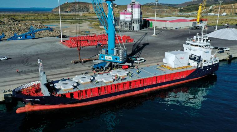 El “Pyxis Ocean”, atracado en Punta Langosteira, es el primer buque granelero del mundo que navega con propulsión eólica, fletado por Cargill y consignado por Grupo Nogar.