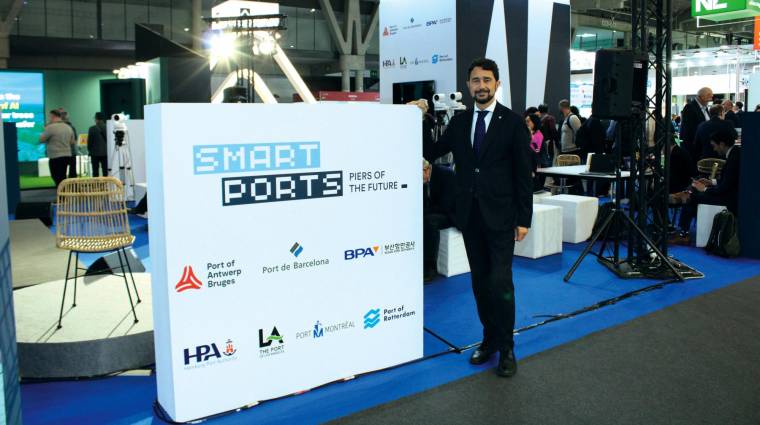 Damià Calvet, presidente del Port de Barcelona, en su visita ayer al stand de Smart Ports. Foto A.T.