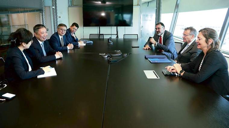El presidente de Port de Barcelona, Lluís Salvadó, ha participado en la reunió de trabajo con los responsables del Puerto de Shangai.