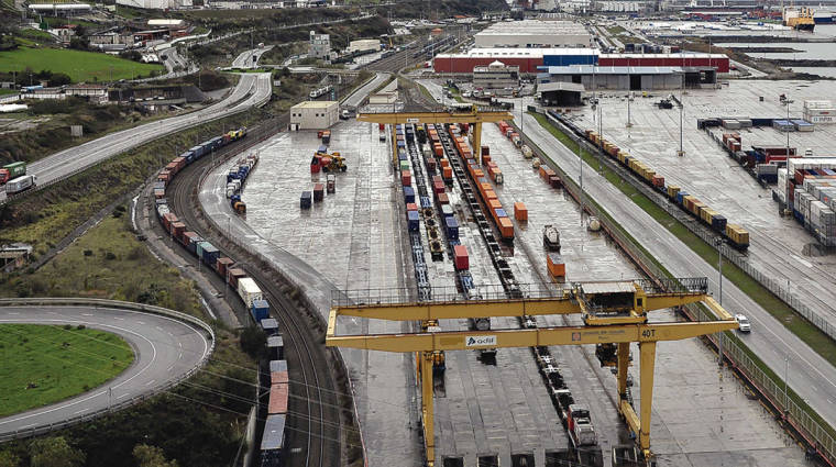 La Variante Sur Ferroviaria &ldquo;garantiza el futuro y la competitividad del Puerto de Bilbao&rdquo;, seg&uacute;n Arantxa Tapia. Foto J.P.