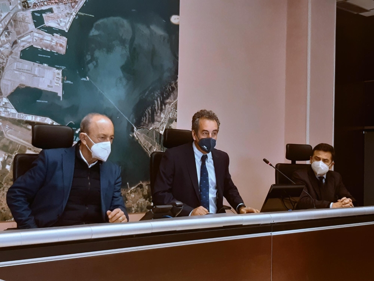 Desde la derecha: Santiago Díaz Fraile, director de la APS; Francisco Martín, presidente de la APS; Javier López Marcano, consejero de Industria, Turismo, Innovación, Transporte y Comercio de Cantabria y vicepresidente de la APS. Foto J.P. $!Desde la derecha: Santiago Díaz Fraile, director de la APS; Francisco Martín, presidente de la APS; Javier López Marcano, consejero de Industria, Turismo, Innovación, Transporte y Comercio de Cantabria y vicepresidente de la APS. Foto J.P.