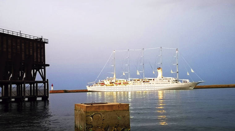 El crucero &quot;Wind Surf&quot; ha amanecido esta madrugada en el Puerto de Almer&iacute;a.