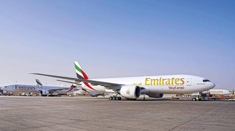 La flota de Emirates, que superará los 300 aviones a mediados de 2030, ofrecerá una mayor flexibilidad, capacidad y posibilidades de carga gracias a una combinación de aviones de bodega y cargueros específicos.