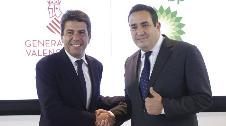 El president de la Generalitat Valenciana, Carlos Mazón, junto al presidente de bp España, Andrés Guevara.
