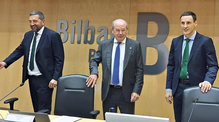 Carlos Alzaga, director de la Autoridad Portuaria de Bilbao; Ricardo Barkala, presidente del Puerto de Bilbao; y Andima Ormaetxe, director de Operaciones, Comercial, Logística y Estrategia de la APB.