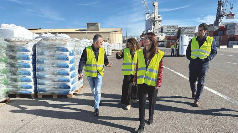 La presidenta de la Autoridad Portuaria de Almería (APA), Rosario Soto, ha visitado las instalaciones de Projar.