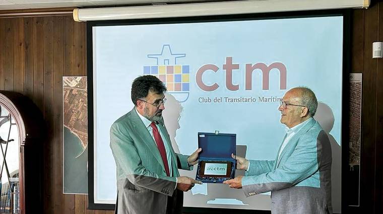 El presidente del Port de Barcelona recibió la metopa del Club del Transitario Marítimo de manos de su presidente, Jaume Altisent.