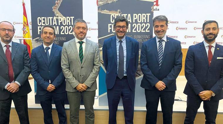 Juan Manuel Doncel, presidente de la Autoridad Portuaria de Ceuta (tercero por la izquierda) y Álvaro Rodríguez Dapena (cuarto por la derecha), durante la celebración del “Ceuta Port Forum”