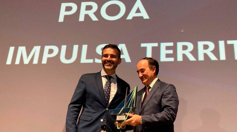 Gerardo Landaluce, presidente de la APBA, recogió el premio de la mano del Consejero de Sostenibilidad, Medio Ambiente y Economía Azul, Ramón Fernández-Pacheco.