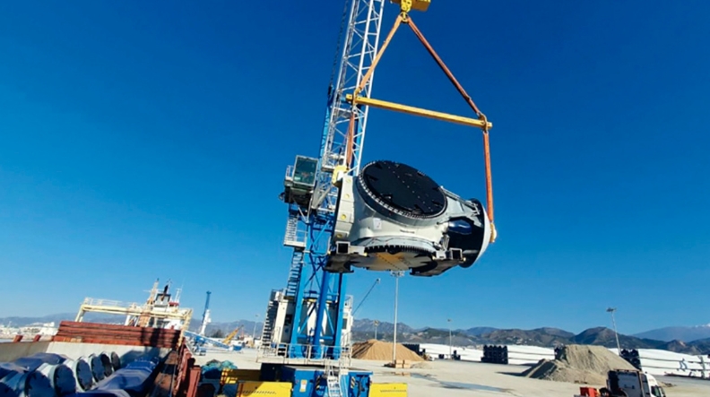 El Puerto de Motril recibe una descarga de turbinas para el montaje de aerogeneradores El Puerto de Motril recibe una descarga de turbinas para el montaje de aerogeneradores