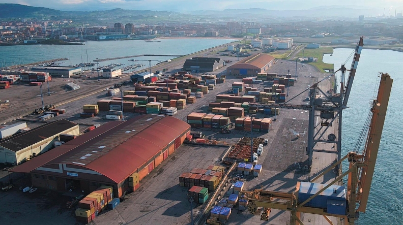 APM Terminals Gijón recibirá en diciembre una nueva grúa desde Valencia APM Terminals Gijón recibirá en diciembre una nueva grúa desde Valencia