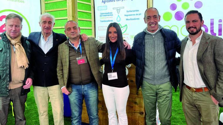 El representante del Puerto de Baiona, Joxan Madinabeitia (segundo por la derecha), junto con expositores y visitantes en FIMA en Zaragoza.