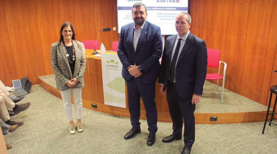 Carlos Alzaga: “Nuestro compromiso es gestionar una red viaria a la altura del sector del transporte” Carlos Alzaga: “Nuestro compromiso es gestionar una red viaria a la altura del sector del transporte”