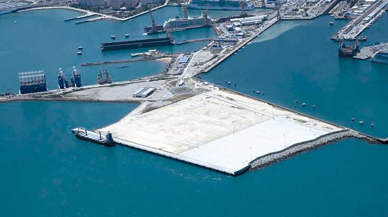 En primer término, la nueva Terminal de Contenedores del Puerto de Cádiz.