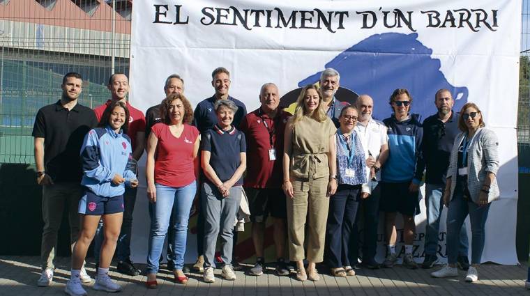 Representantes de Aportem y del Atlético Nazaret, junto a Rocio Gil, Concejala de deportes, igualdad y educación del Ayuntamiento de Valencia.