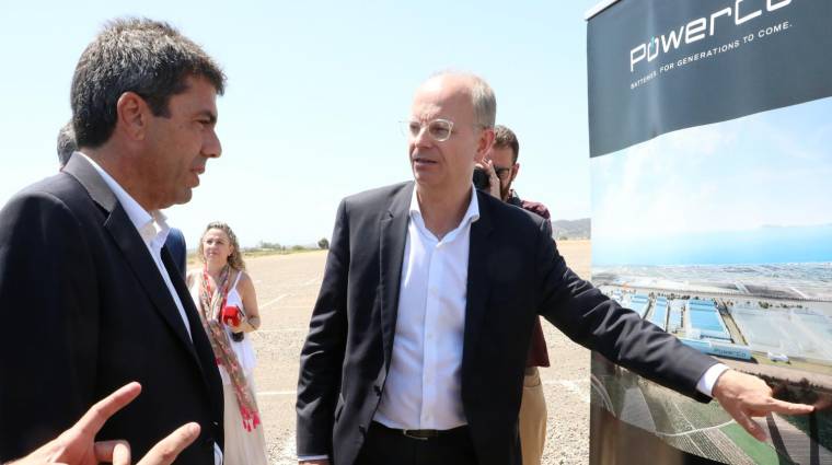 El president de la Generalitat Valenciana, Carlos Mazón, junto al CEO de PowerCo, Thomas Dahlem.