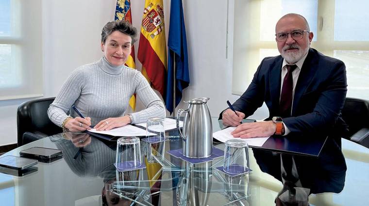 Mar Chao, presidenta de la Autoridad Portuaria de Valencia y Antonio Crespo, director de Valencia Terminal Europa, han firmado el documento.
