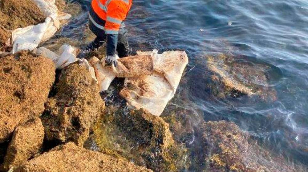Workboat participa en la recogida de vertido de hidrocarburo en la costa de Algeciras