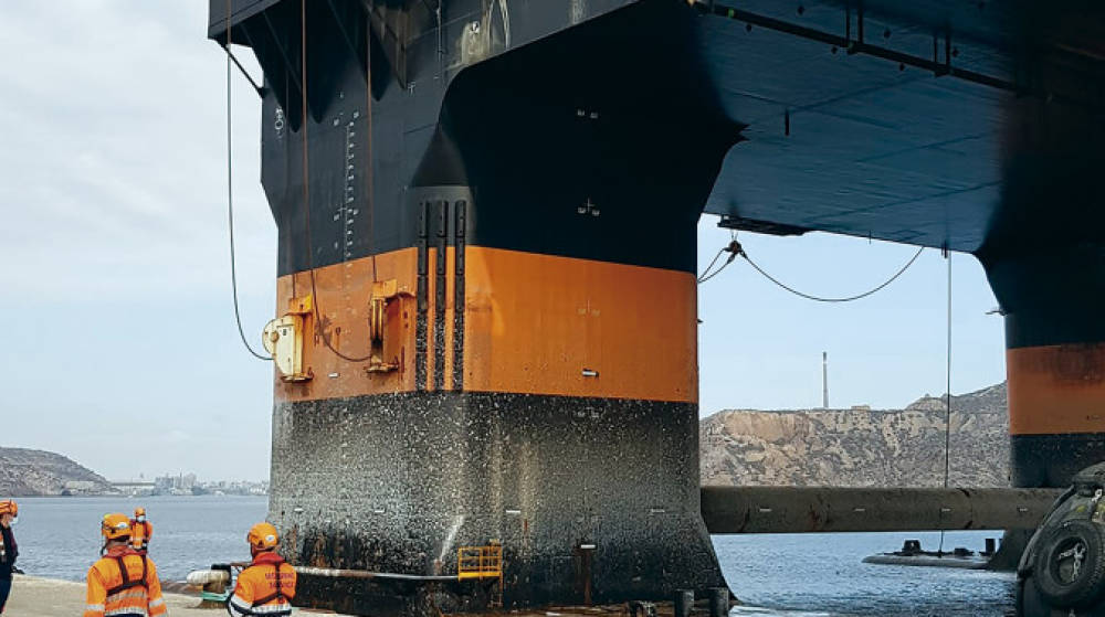 Cartagena acoge un dispositivo especial para el atraque de una plataforma offshore en Escombreras
