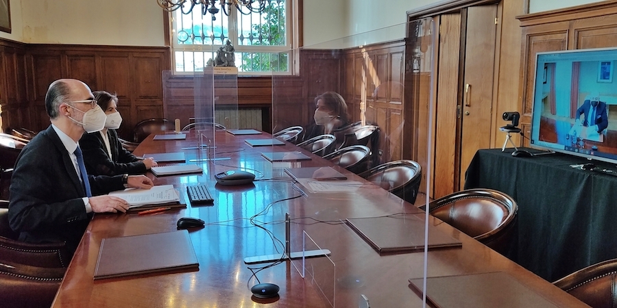 El presidente de la Autoridad Portuaria de Vigo, Jes&uacute;s V&aacute;zquez Almu&iacute;&ntilde;a, ha mantenido esta ma&ntilde;ana una reuni&oacute;n institucional con el delegado del Gobierno en Galicia, Javier Losada.