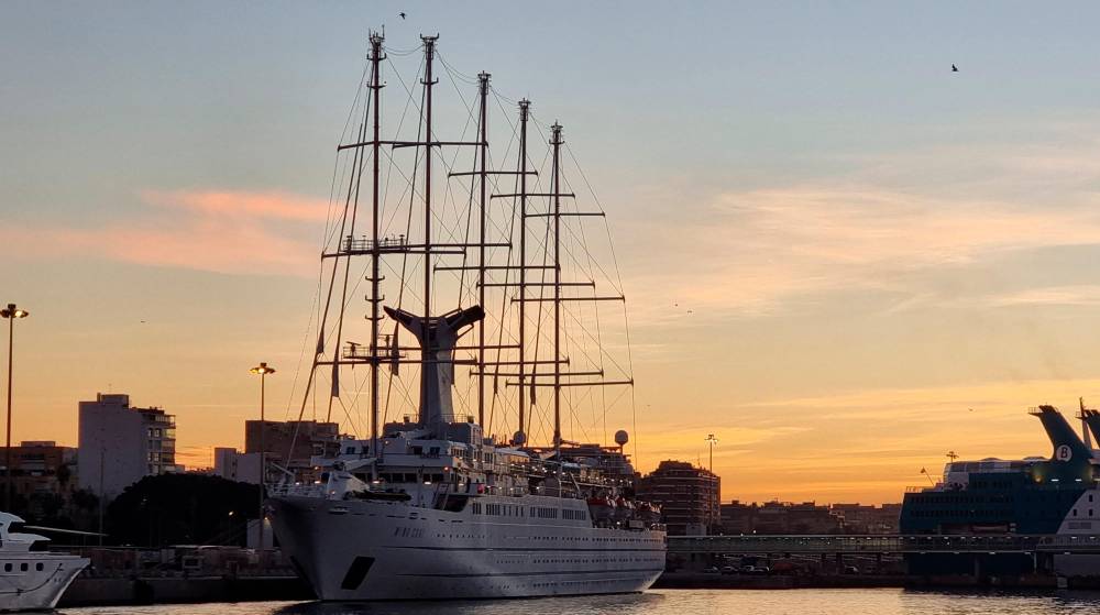 El velero “Wind Surf” cierra la temporada de cruceros en Almería