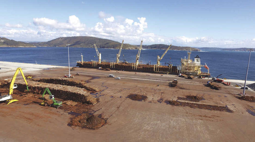 El puerto exterior de Ferrol acoge el segundo embarque de madera a Asia