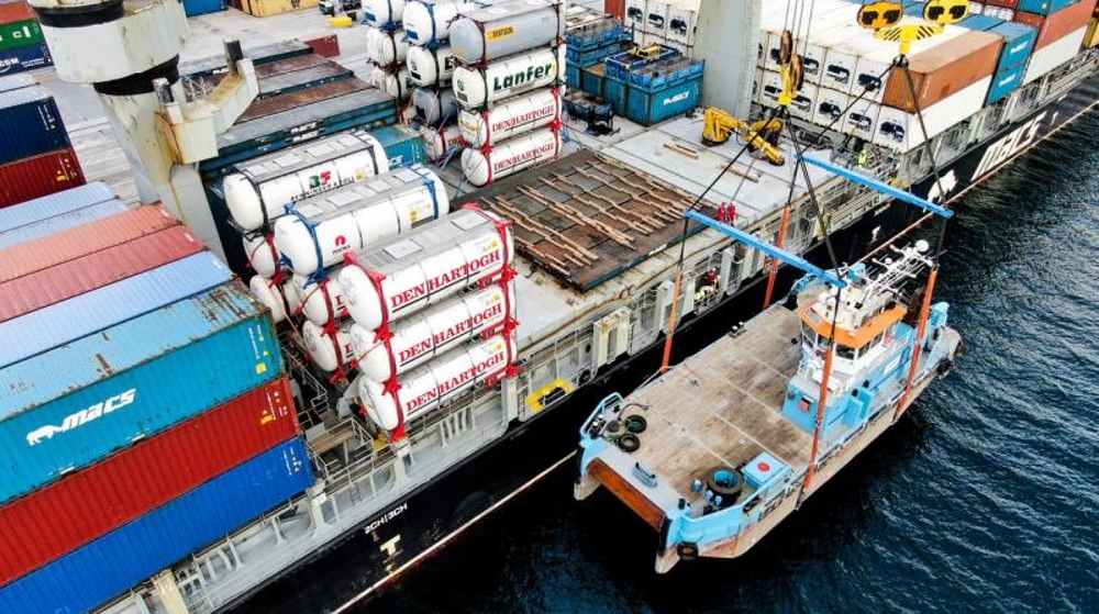 Comarsa gestiona en el Puerto de Vigo la descarga de un pontón autopropulsante