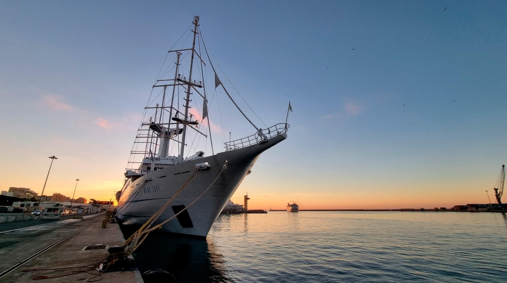 El velero “Wind Surf” cierra la temporada de cruceros en Almería